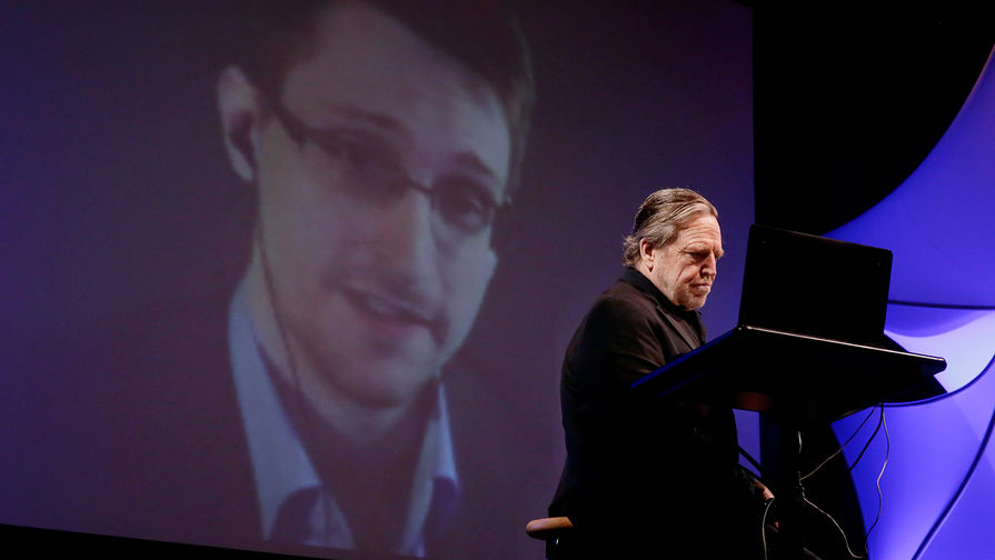 Один из основателей Фонда электронных рубежей Джон Перри Барлоу во время видеоконференции с Эдвардом Сноуденом на форуме в Нью-Йоркском университете, 2014 год