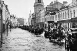 Извозчики едут по Пятницкой улице во время наводнения в Москве, апрель 1908 года