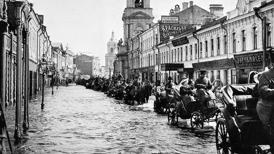 Извозчики едут по&nbsp;Пятницкой улице во время наводнения в&nbsp;Москве, апрель 1908 года