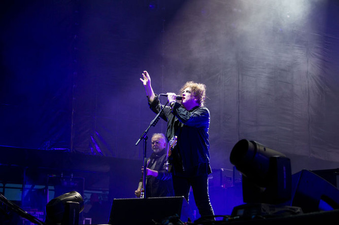 Вокалист группы The Cure Роберт Смит во время выступления на фестивале «Пикник «Афиши» в Москве, 3 августа 2019 года
