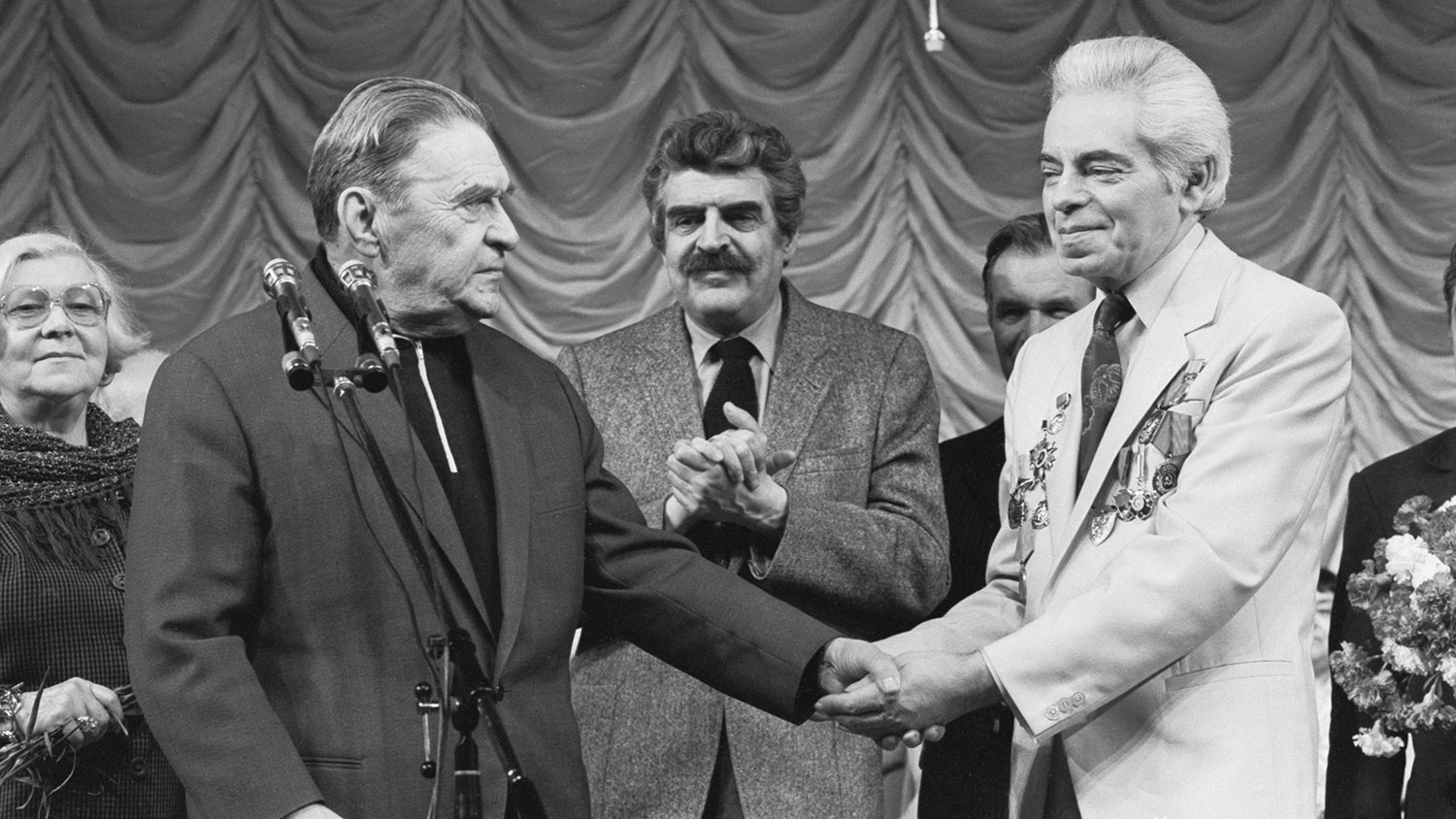 Народные артисты СССР Клавдия Шульженко, Леонид Утесов и композитор Ян Френкель во время поздравления Аркадия Райкина с юбилеем, 1982 год