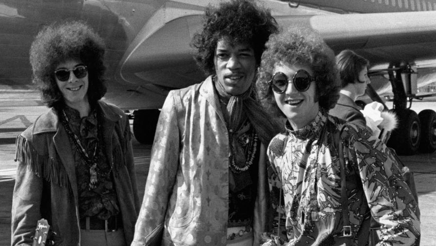 Музыкант Ноэль Реддинг, гитарист Джими Хендрикс и барабанщик Митч Митчелл в&nbsp;аэропорту Лондона, 1967 год