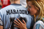 Фанаты Диего Марадоны у стадиона «Диего Армандо Марадона» в Буэнос-Айресе, Аргентина, 25 ноября 2020 года