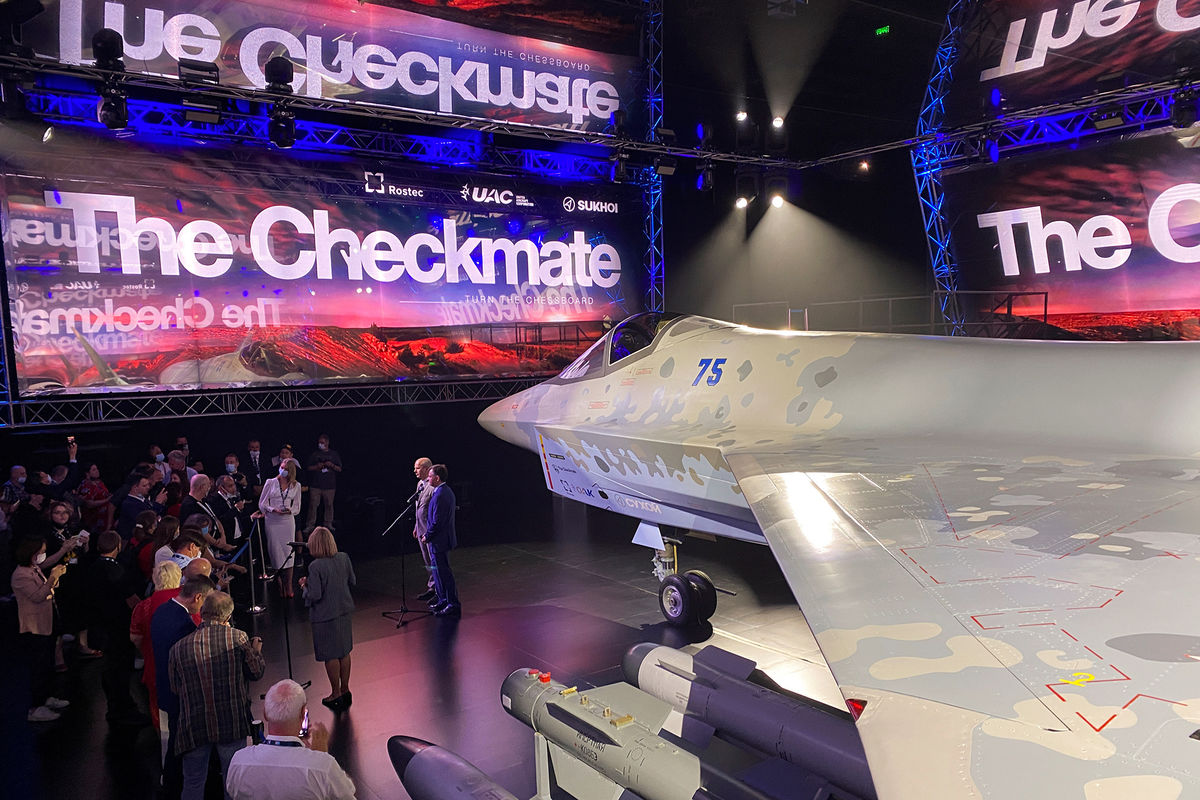 Павильон для демонстрации самолета 5-го поколения СУ-75 Checkmate на авиакосмическом салоне Dubai Airshow 2021, 14 ноября 2021 года 