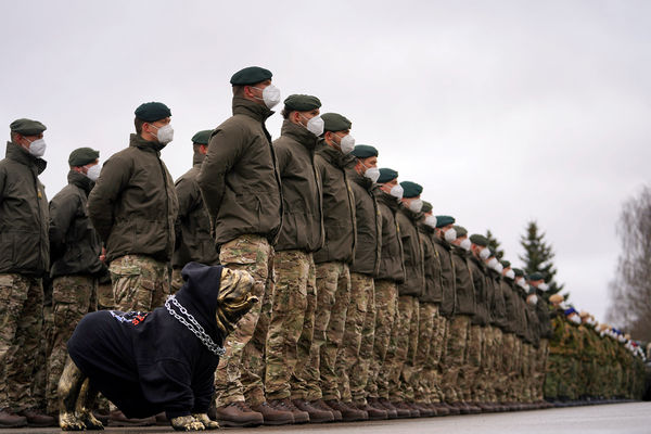 Военнослужащие армии Нидерландов во время церемонии празднования 5-летия миссии НАТО в Рукле, Литва, 9 февраля 2022 года