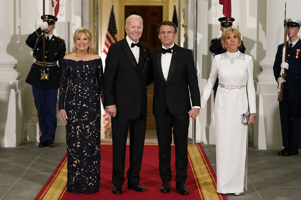 Президент Франции Эммануэль Макрон с&nbsp;супругой Брижит и президент США Джо Байден с&nbsp;супругой Джилл перед&nbsp;торжественным ужином в&nbsp;Белом доме, 1&nbsp;декабря 2022&nbsp;года 