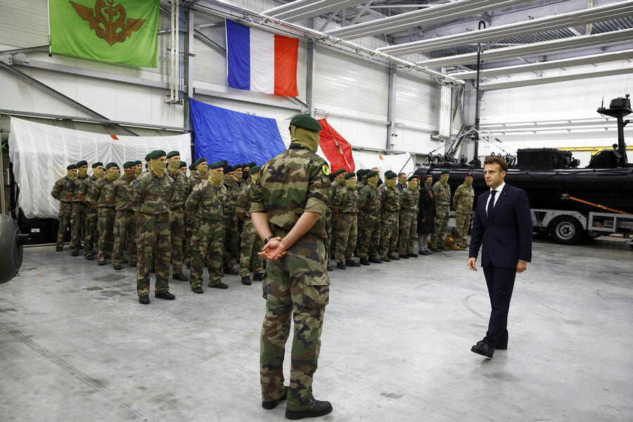 Эммануэль Макрон во время встречи с французскими военнослужащими, 2023 год