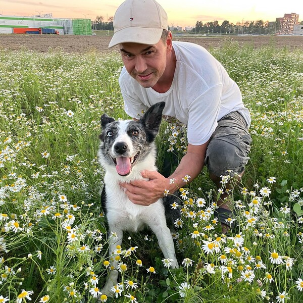 Участник группы &laquo;На-На&raquo; певец Владимир Политов с&nbsp;собакой в&nbsp;Московской области, 12&nbsp;июля 2021&nbsp;года
