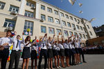 Ученики во время торжественной линейки, посвященной Дню знаний, в одном из лицеев Ростова-на-Дону