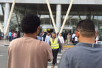 Египтяне собираются за пределами зоны прибытия в международном аэропорту Каира
