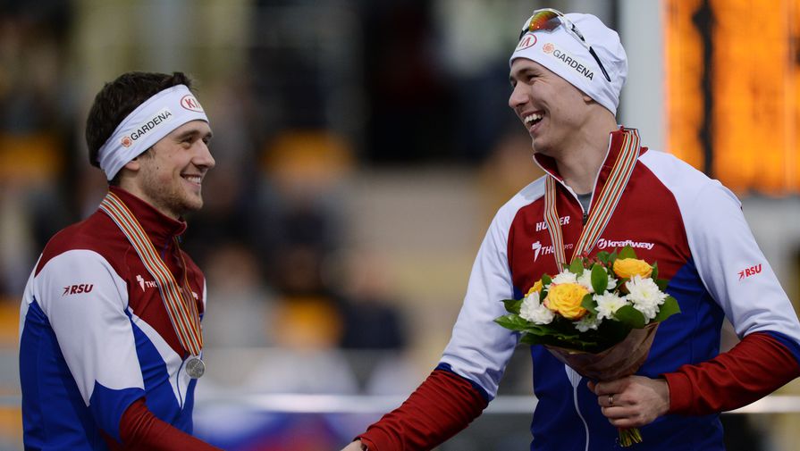 Денис Юсков (слева) и Павел Кулижников после забега на 1000 метров, который они оба завершили в тройке призеров, на чемпионате мира на отдельных дистанциях в Коломне