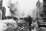 Тушение пожара, возникшего в результате авиакатастрофы в Бруклине, Нью-Йорк, 16 декабря 1960