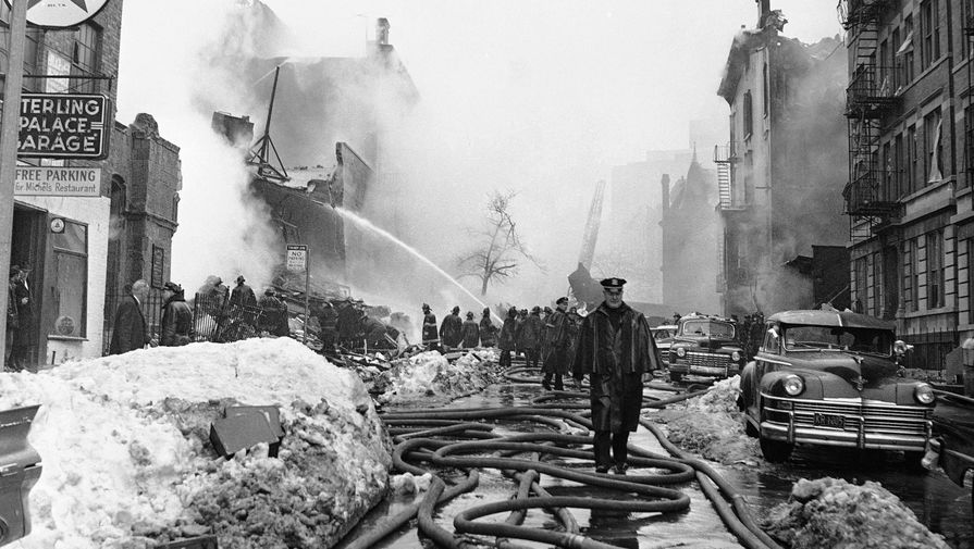 Тушение пожара, возникшего в&nbsp;результате авиакатастрофы в&nbsp;Бруклине, Нью-Йорк, 16 декабря 1960