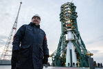 Генеральный директор госкорпорации «Роскосмос» Дмитрий Рогозин у ракеты-носителя «Союз-2.1б» с транспортным грузовым кораблем-модулем «Прогресс М-УМ» и узловым модулем «Причал» перед запуском, 2021 год