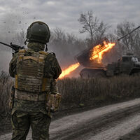 Ол бейнені оның ішіне терең итеріп жіберді.