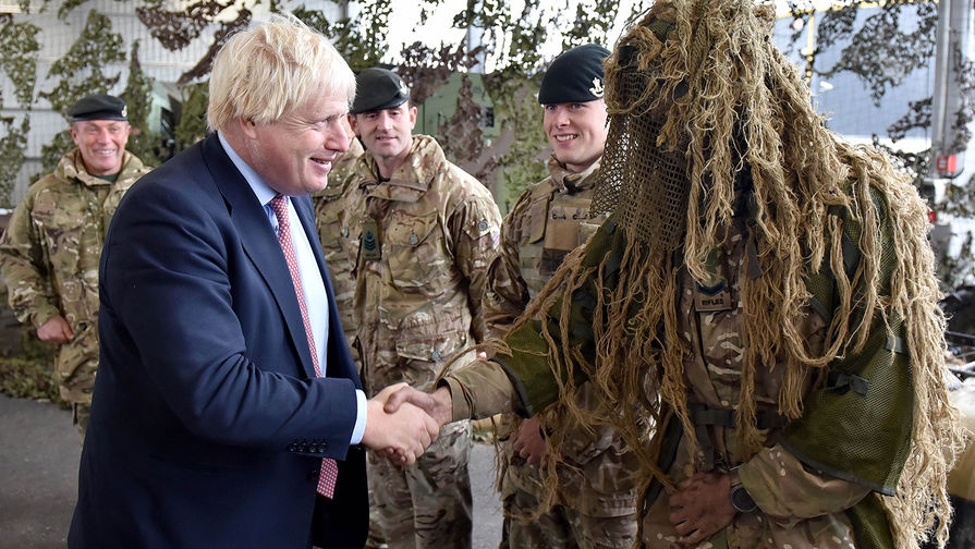 Глава МИД Британии Борис Джонсон с&nbsp;солдатами НАТО в&nbsp;Эстонии, 8&nbsp;сентября 2017&nbsp;года
