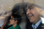 Экс-президент Грузии, бывший губернатор Одесской области Михаил Саакашвили с сыном Николозом в вагоне поезда на железнодорожном вокзале в польском Пшемышле