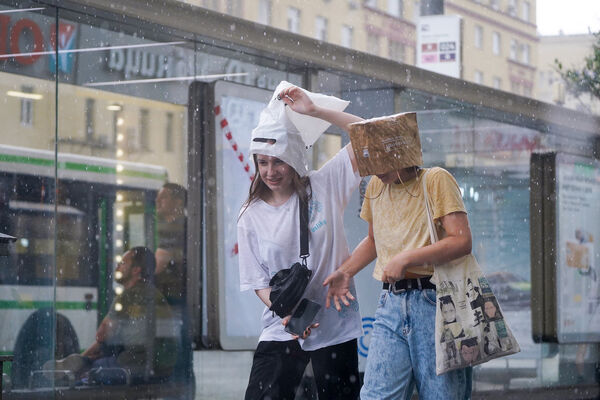 Девушки во время сильного дождя в&nbsp;Москве, 25&nbsp;июля 2022&nbsp;года