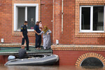 Сотрудники спасательной службы МЧС РФ эвакуируют жителей из-за прорыва дамбы и затопления Уссурийска, 12 августа 2023 года