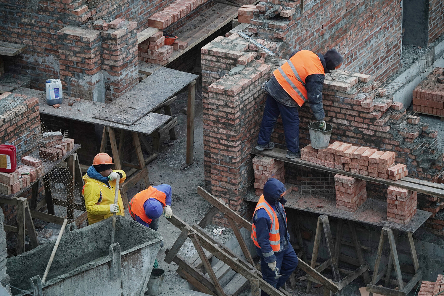 Knauf заподозрили в восстановлении Мариуполя. Компания объявила об уходе из  России - Газета.Ru