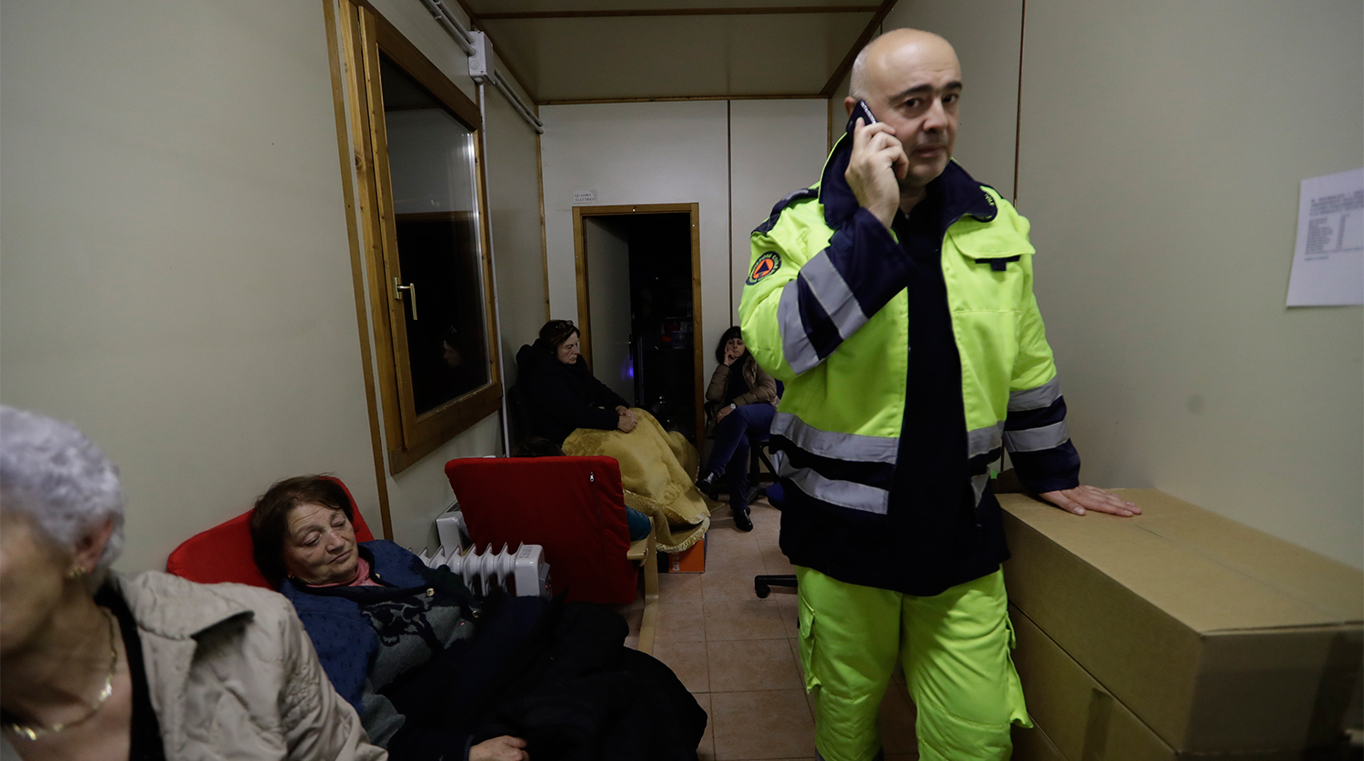 Мэр города Виссо Джулиано Паццальини в помещении Итальянского Красного Креста