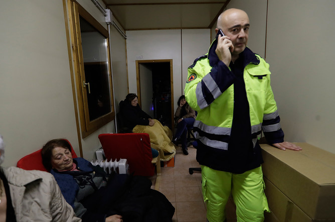 Мэр города Виссо Джулиано Паццальини в помещении Итальянского Красного Креста