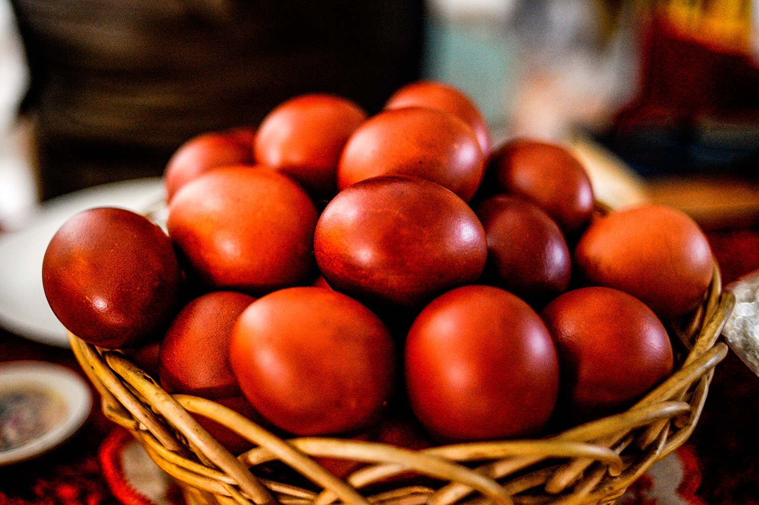 Яйца крашенные в вине красном. Красное яйцо. Покрасить яйца в луковой шелухе. Окрашивание яиц вином красным. Окрашивание яиц в вине.