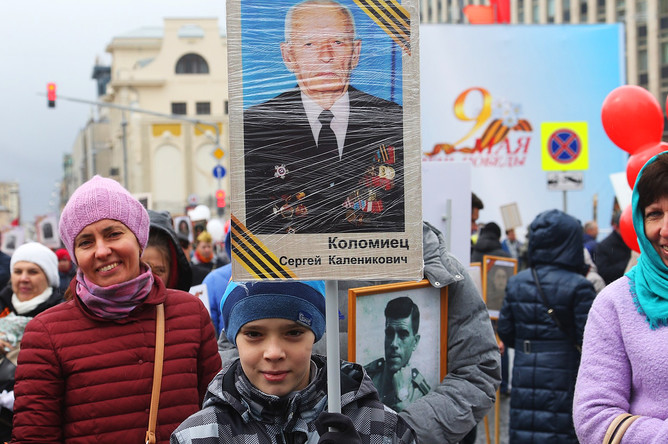 Участники во время акции «Бессмертный полк» в Москве