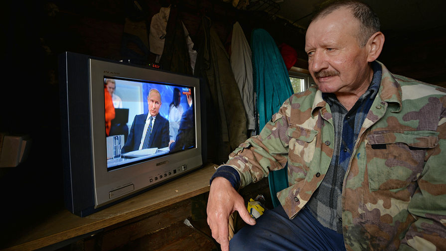 Житель Свердловской области во время «прямой линии» с президентом России Владимиром Путиным в Москве, 7 июня 2018 года