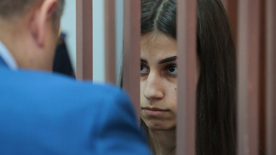 Ангелина Хачатурян, обвиняемая в убийстве своего отца Михаила Хачатуряна, в Басманном суде Москвы, сентябрь 2018 года