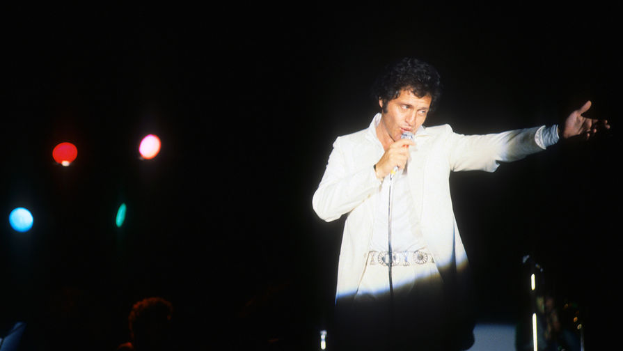 Джо Дассен выступает на открытии гостиницы «Космос», 1980 год
