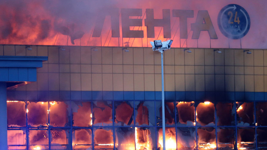 Во время пожара в гипермаркете «Лента» на Набережной Обводного канала в Санкт-Петербурге, 10 ноября 2018 года