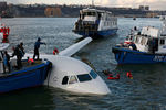 Поисковая операция после аварийной посадки самолета Airbus A320 авиакомпании US Airways на воду реки Гудзон в Нью-Йорке, 15 января 2009 года