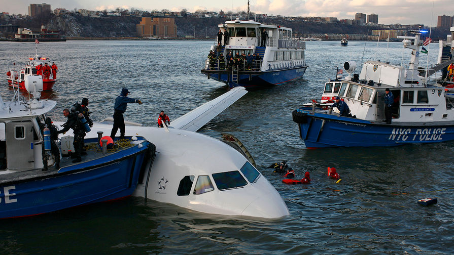 Поисковая операция после аварийной посадки самолета Airbus A320 авиакомпании US Airways на воду реки Гудзон в Нью-Йорке, 15 января 2009 года