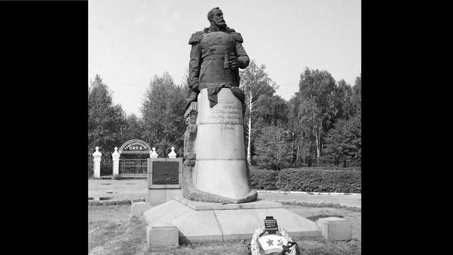 Памятник командиру крейсера «Варяг» Всеволоду Рудневу в Туле
