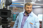 Актер Михаил Пореченков (Геннадий Тырса) на съемочной площадке многосерийного телевизионного фильма «Доктор Тырса», 2009 год