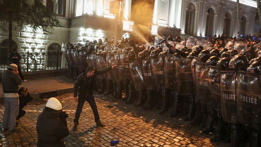 В центре Тбилиси возобновился митинг против закона об иноагентах