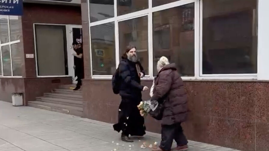 Baza: в Москве мужчина в рясе и с иконой в руках пнул бабушку-цветочницу