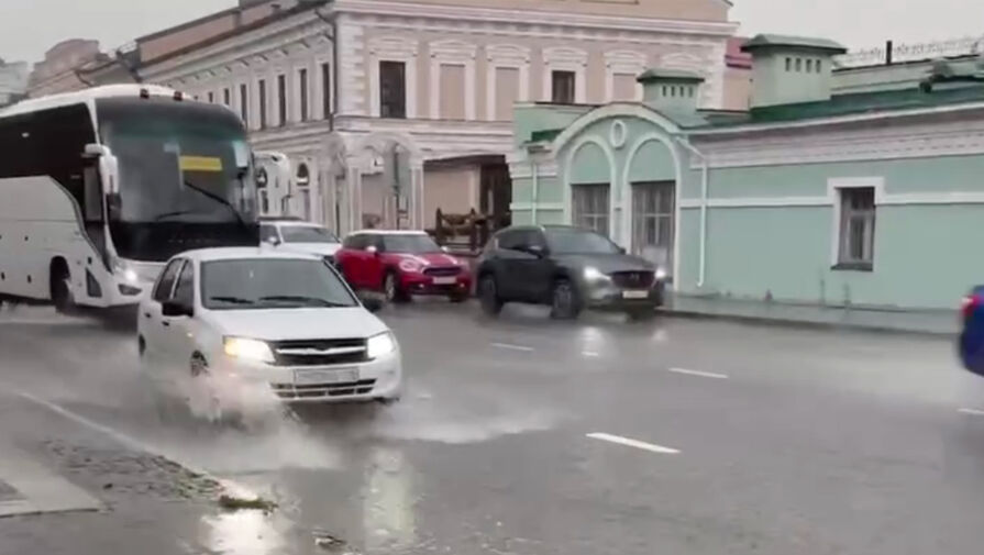 Появилось видео, как суперливень в Казани затопил улицы