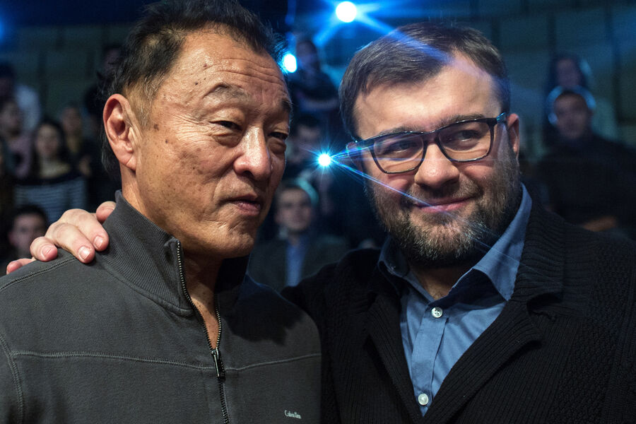 Актеры Кэри-Хироюки Тагава (слева) и Михаил Пореченков на&nbsp;съемках фильма &laquo;Держи удар, детка&raquo; режиссера Ара Оганесяна в&nbsp;Москве, 2015&nbsp;год