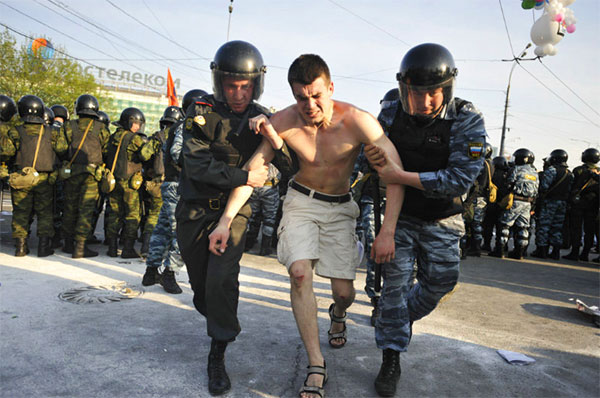 Денис Луцкевич во время задержания на Болотной площади