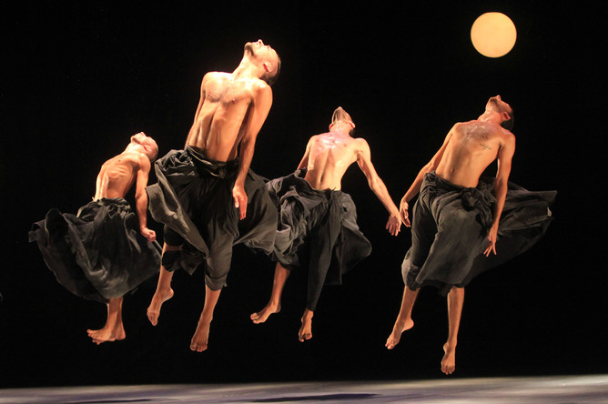 Постановка «IfAtAll» израильской труппы современного танца «Кибуц» в театре им. Ермоловой