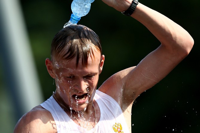 Денис Стрелков во время соревнований по спортивной ходьбе на 20 км 