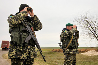 Украинские пограничники на контрольно-пропускном пункте в Херсонской области