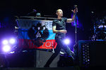 Честер Беннингтон во время выступления группы Linkin Park в СК «Олимпийский»