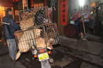 Собаки на рынке во время фестиваля собачьего мяса в Китае