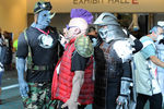 Посетители Comic-Con, одетые как персонажи из франшизы «Черепашки-ниндзя» (Teenage Mutant Ninja Turtles)