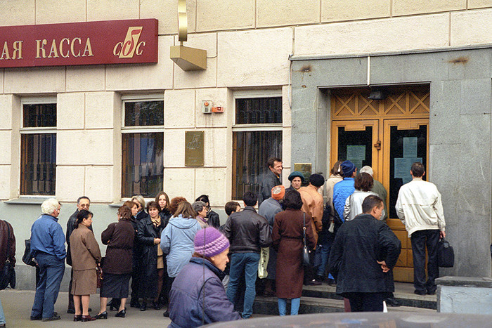 Клиенты банка стоят в очереди в надежде получить свои вклады. 1998 год