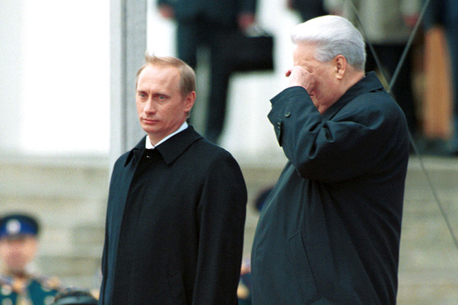 7 мая 2000 года. По окончании церемонии инаугурации в Большом Кремлевском дворце новый президент России Владимир Путин и первый президент России Борис Ельцин вышли на Соборную площадь