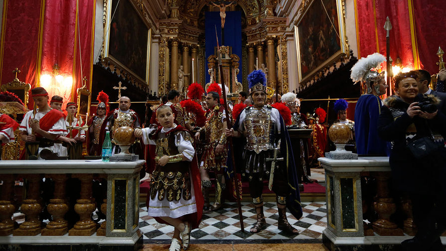 Участники крестного хода в&nbsp;костюмах римских воинов в&nbsp;пригороде Валлетты, Мальта